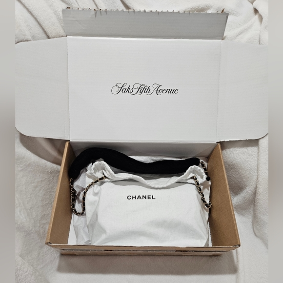 CHANEL Classic lambskin and shearling muff handbag quilted Handwarmer Chain bag - Picture 16 of 16